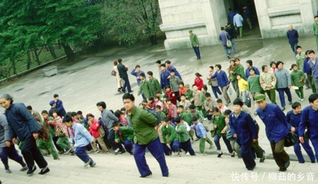 1980年的中山陵，来了一群小学生，穿军装背水壶神气十足