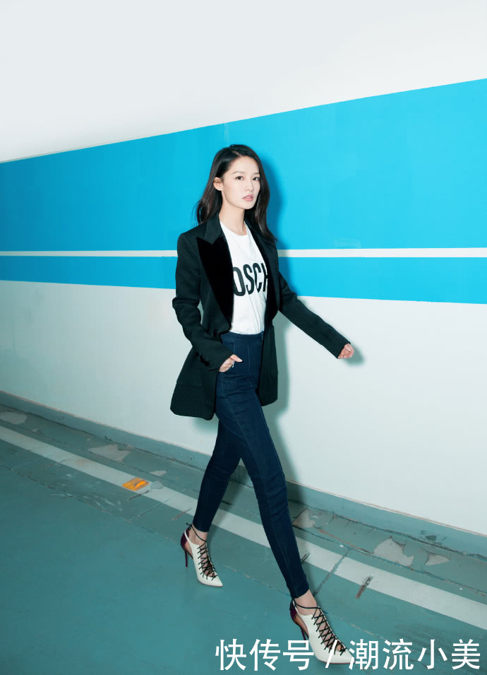 李沁为了显腿长，故意穿超短裙现身，看起来比唐艺昕的腿还粗10cm