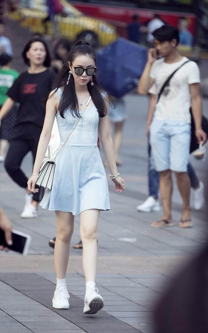 温婉可爱的小姐姐，性感的黑色蕾丝装真是迷人!