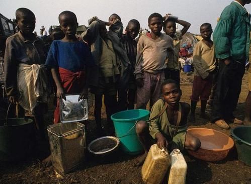 乌干达汉子13个妻子176个孩子,反应了非洲