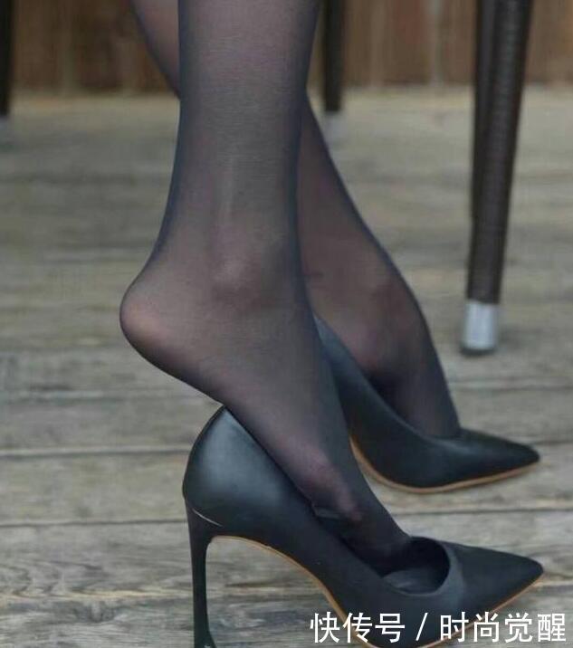 细脚高跟鞋，将脚部线条刻画的优美，展现的气质迷人！