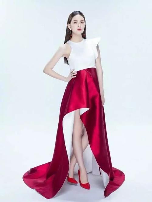 昆凌穿粉色亮片裙秀好身材,网友:真不信你是两个孩子的妈!