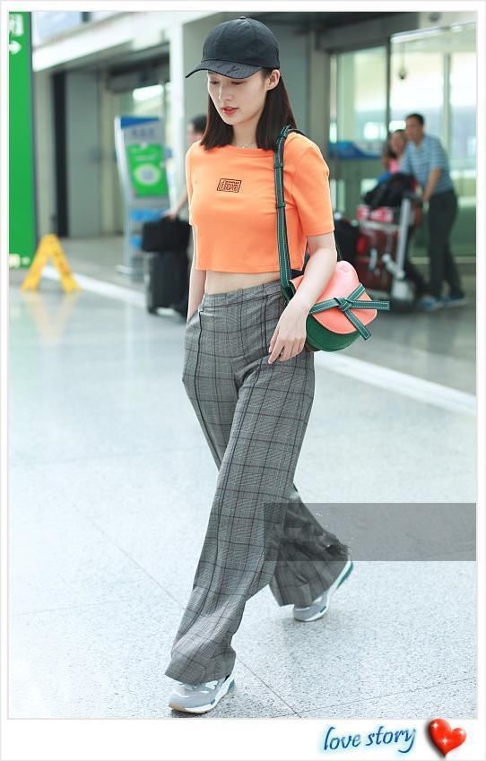 当戚薇和李沁同穿格子阔腿裤，才知道P图与不P图的差距有多大！