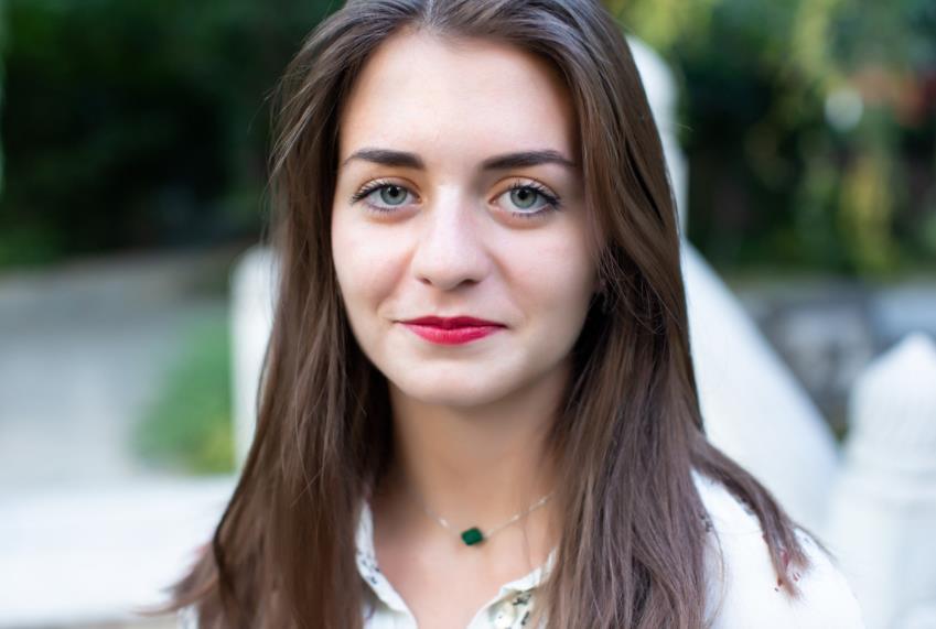 法国街头采访中国和美国哪个国家强大法国人的