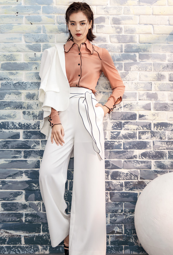 谁说刘涛胖的，逆天细腿让人都看傻了，网友：这腿我是服气的！