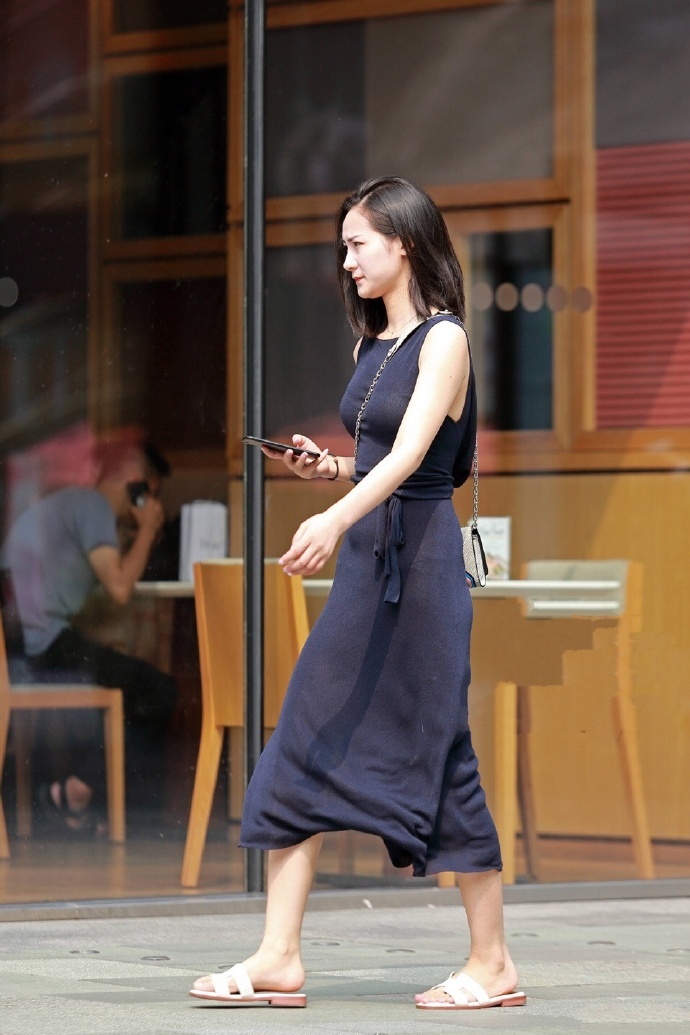 街拍：一步长裙的大姐姐，在阳光下大长腿掩盖不住!