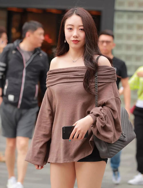 31岁健身小姐姐,体重120斤腹部平坦大腿粗壮,强壮不失优美的身