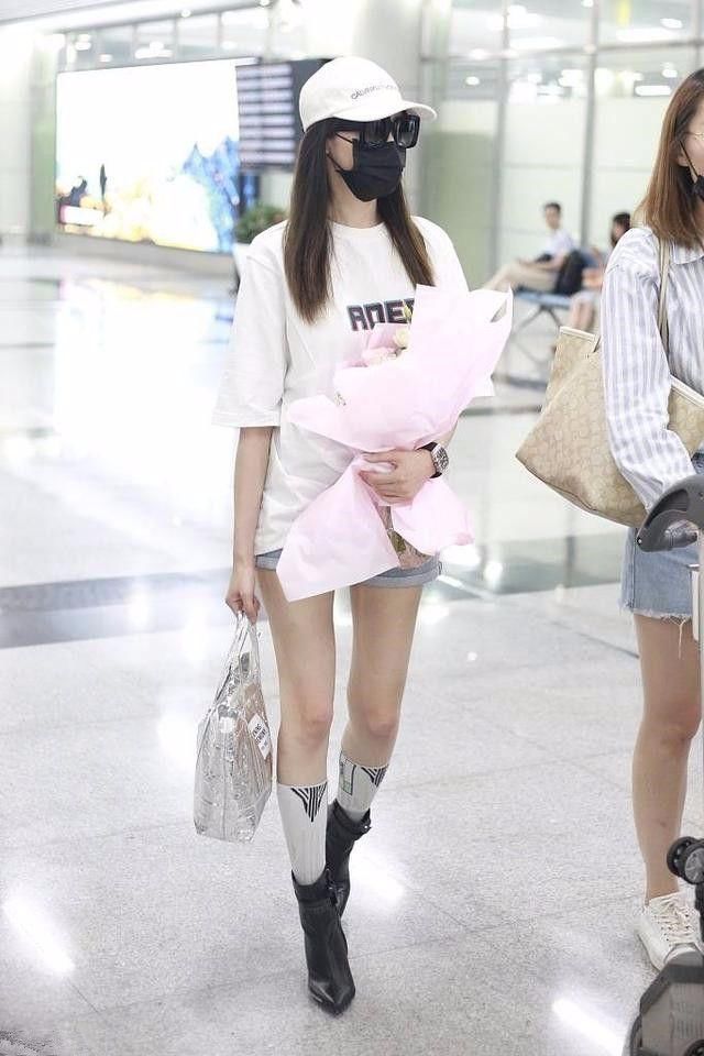 要是关晓彤机场秀起腿来,张天爱都得靠边站了!