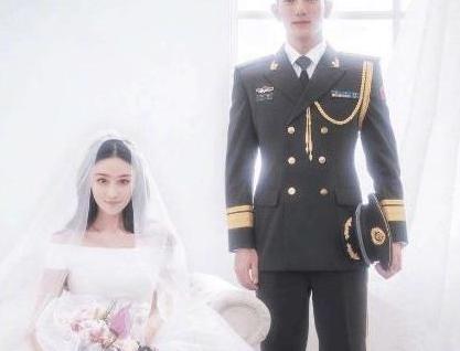 张馨予素颜回娘家,何捷陪她和岳母一起夜间散步,被赞帅气