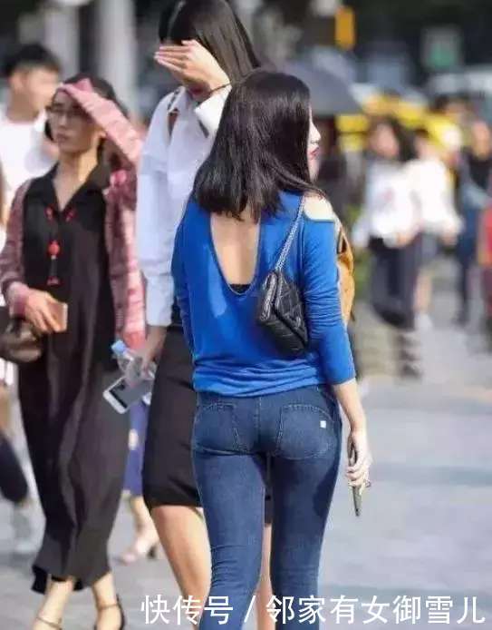 街拍: 身材曼妙的牛仔裤美女, 散发着浓浓的女人
