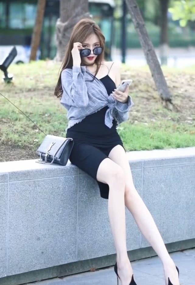 忍住|唯一一双戳到脚背的高跟鞋吧?但显腿长,小姐姐为美忍住