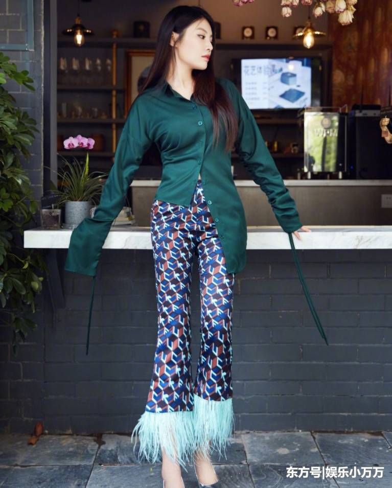 徐冬冬穿黑靴变“赤脚大仙”，重点却是脸，网友:以为是李小璐!