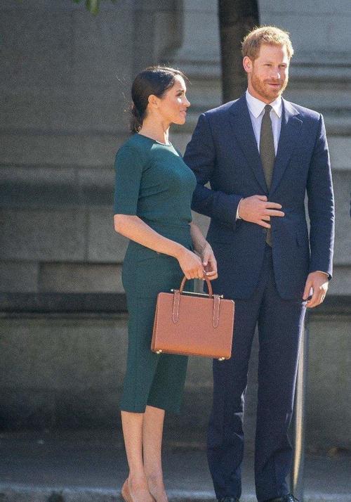 梅根王妃去运动场穿这种鞋,体现了她的高情商,和对哈里王子的爱!