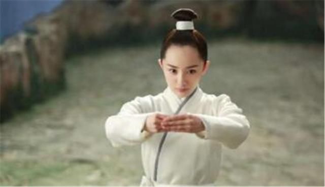 热巴高颜值离不开“龙须刘海”，却不知她的发际线这么高！