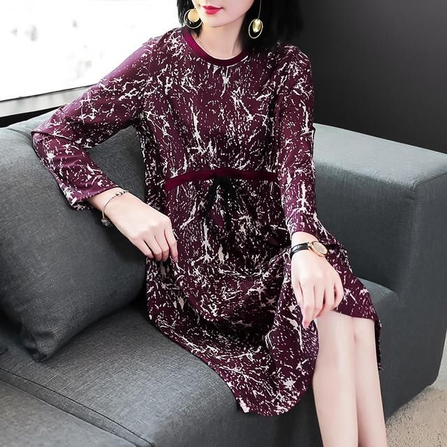 若你年逾50，也可以穿的年轻漂亮！试试这高端秋裙，时髦又迷人