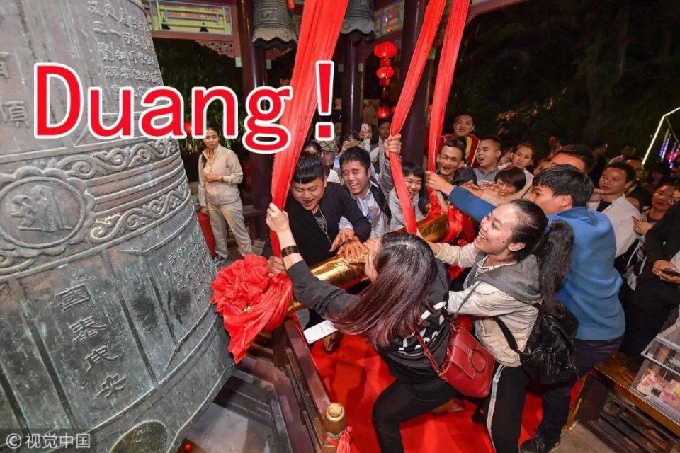 雷军上市敲钟穿得像新郎,画风喜庆我不敢看,史上最全敲钟攻略