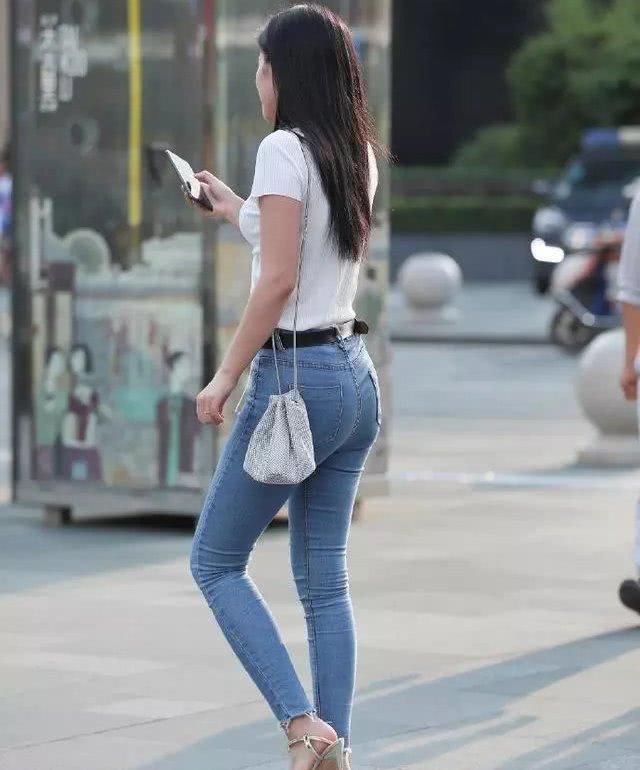 时尚穿搭，修身牛仔裤穿搭没有年龄限制，简单时尚青春活力