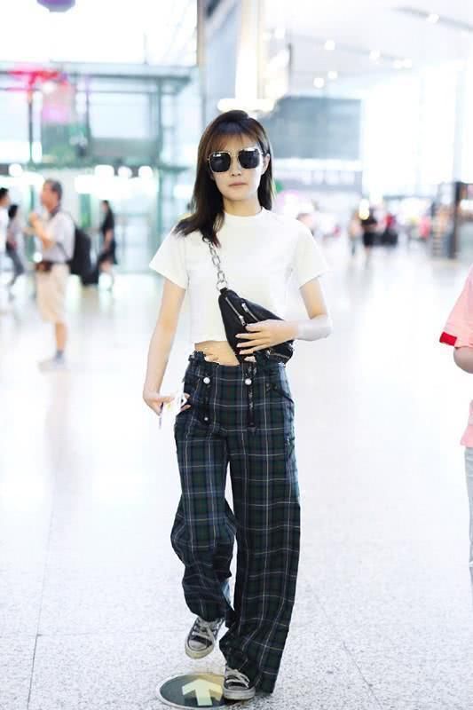 徐璐现身，没有化妆和化妆有区别，终于知道明星为啥都戴口罩了！