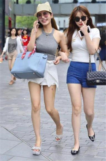  『尽显』街拍：圆润如玉的小美女，一身时尚靓丽的穿搭，尽显优雅的女人味