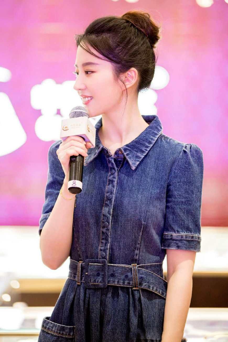 看了赵薇的牛仔裙，再看看刘亦菲，原来已婚和未婚的差别这么大