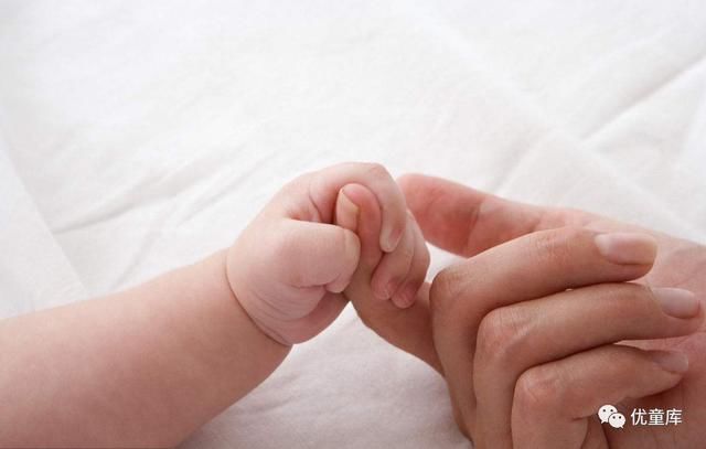 薛之谦晒娃照片引起全国众怒，一张普通照片的背后让人毛骨悚然