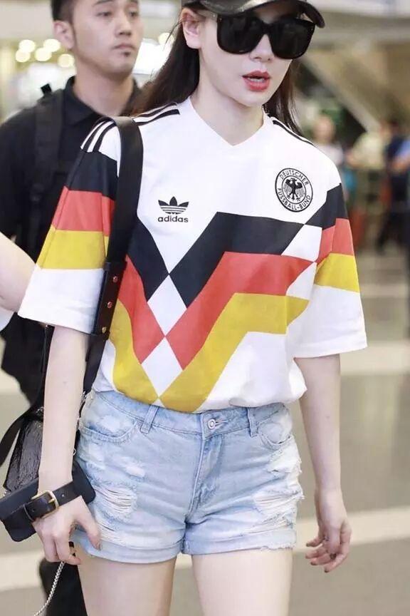 33岁戚薇厉害了，这么紧的“运动袜”硬要穿，网友：赘肉都出来了