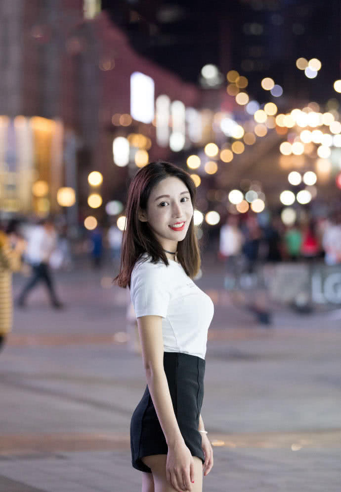 街拍：气质出众俊美的小姐姐，外表上给人很甜美纯洁的感觉！