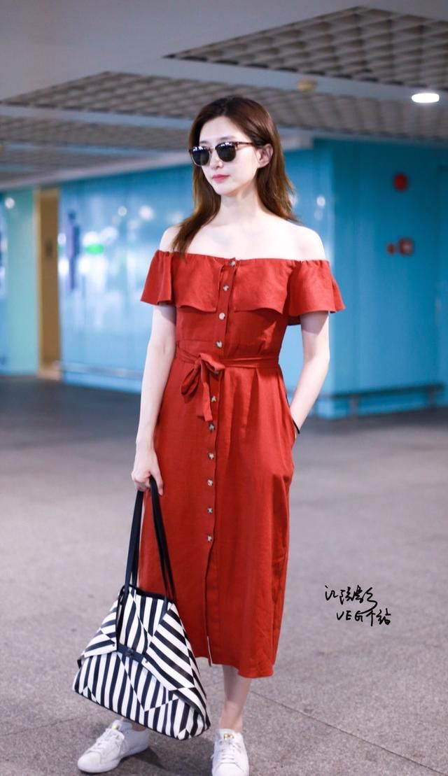 江疏影红色连衣裙亮相机场，网友：上半身好美，下半身是你的吗