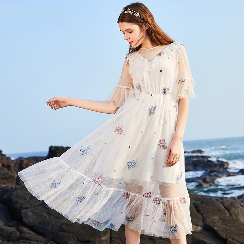 街拍朦胧中透着性感,网纱连衣裙太美太迷人