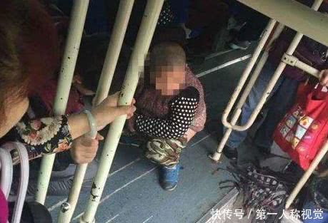 公交车上突感一股臭味,乘客扭头一看,纷纷感到