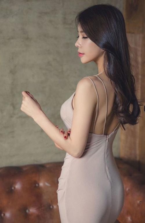 肤白貌美的小姐姐，紧身包臀裙勾勒出曼妙曲线，靓丽又优雅