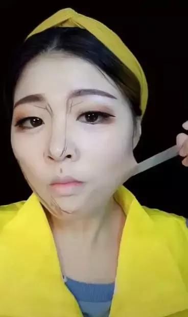 90后外卖员送餐之前化妆，用胶带粘上脸后，真是太惊艳了