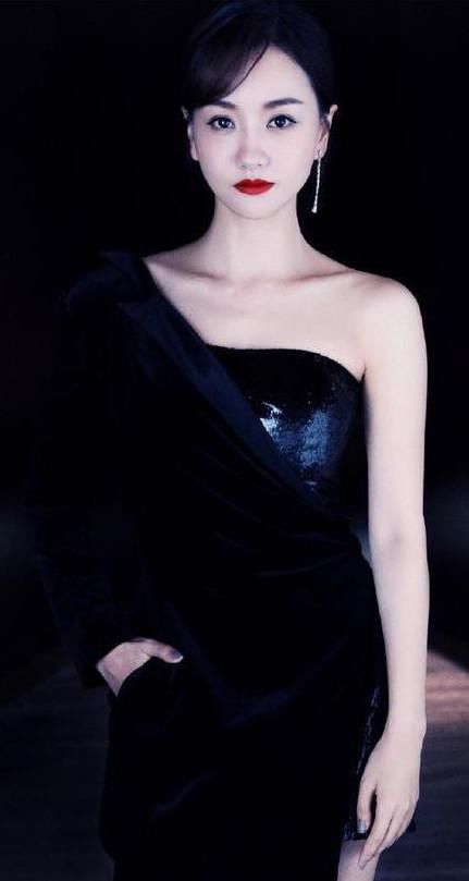 不和其他女星同框，永远不知道杨蓉有多“矮”，和张萌同台太尴尬