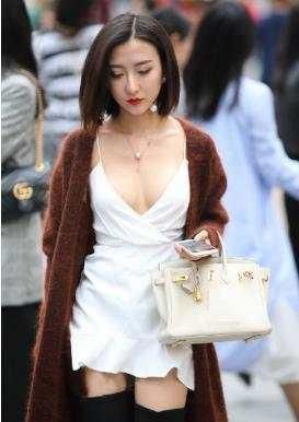 街拍: 小姐姐们势不可挡的着装, 高跟鞋走起路来妖娆多姿