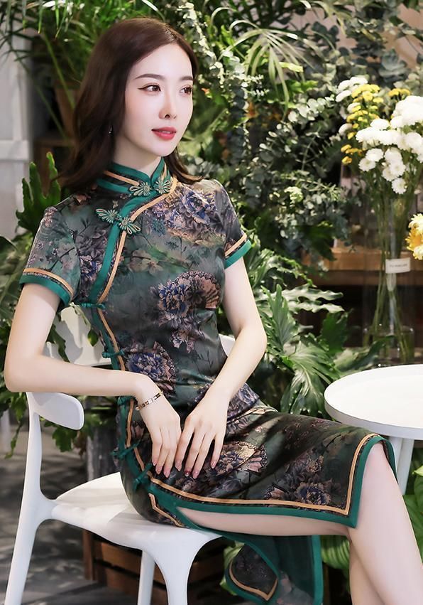  『时光』50岁女人要穿得惊艳时光，建议这件优雅的“旗袍”，好高级！