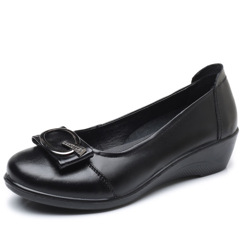 今秋很流行穿这平底鞋，再搭配一条牛仔裤，居然出奇的美嫩