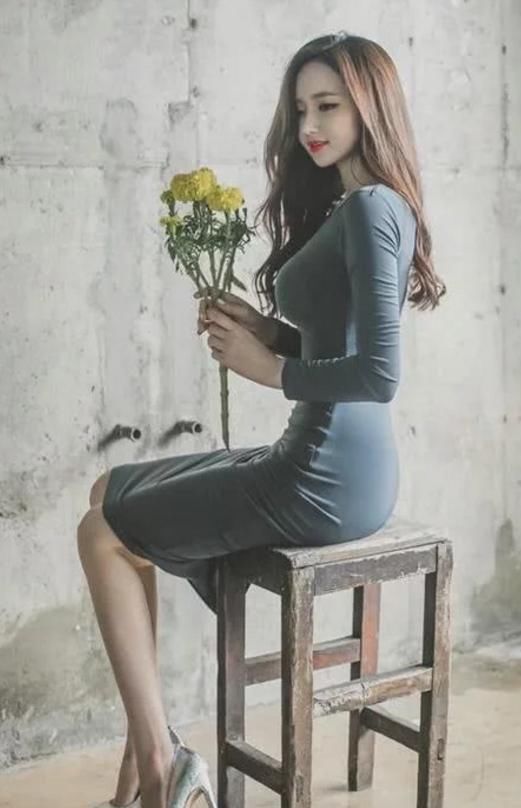 时尚：俊俏的小姐姐搭配上这条长裙，衬托出清新优雅的气质美翻了