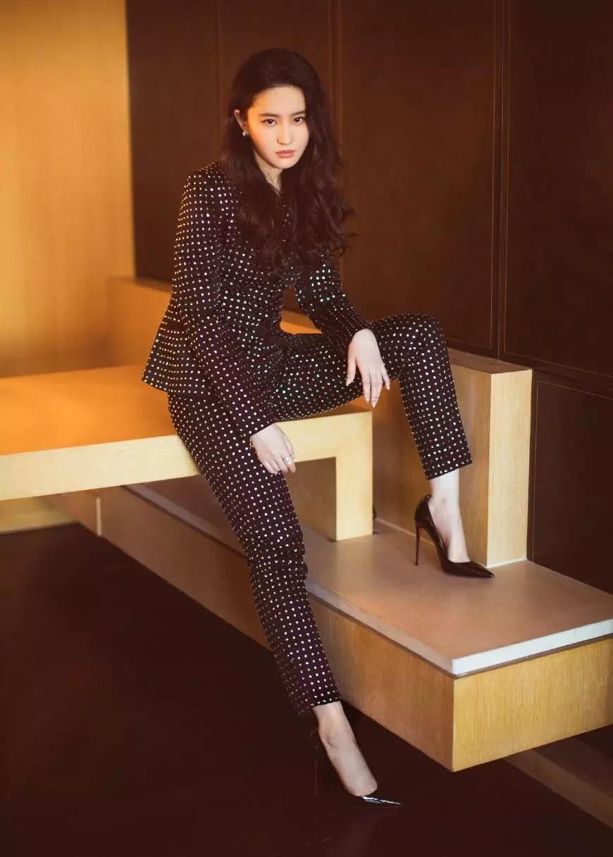 瘦了的刘亦菲穿紧身裤，未修图却暴露真实身材?网友:还好脸好看