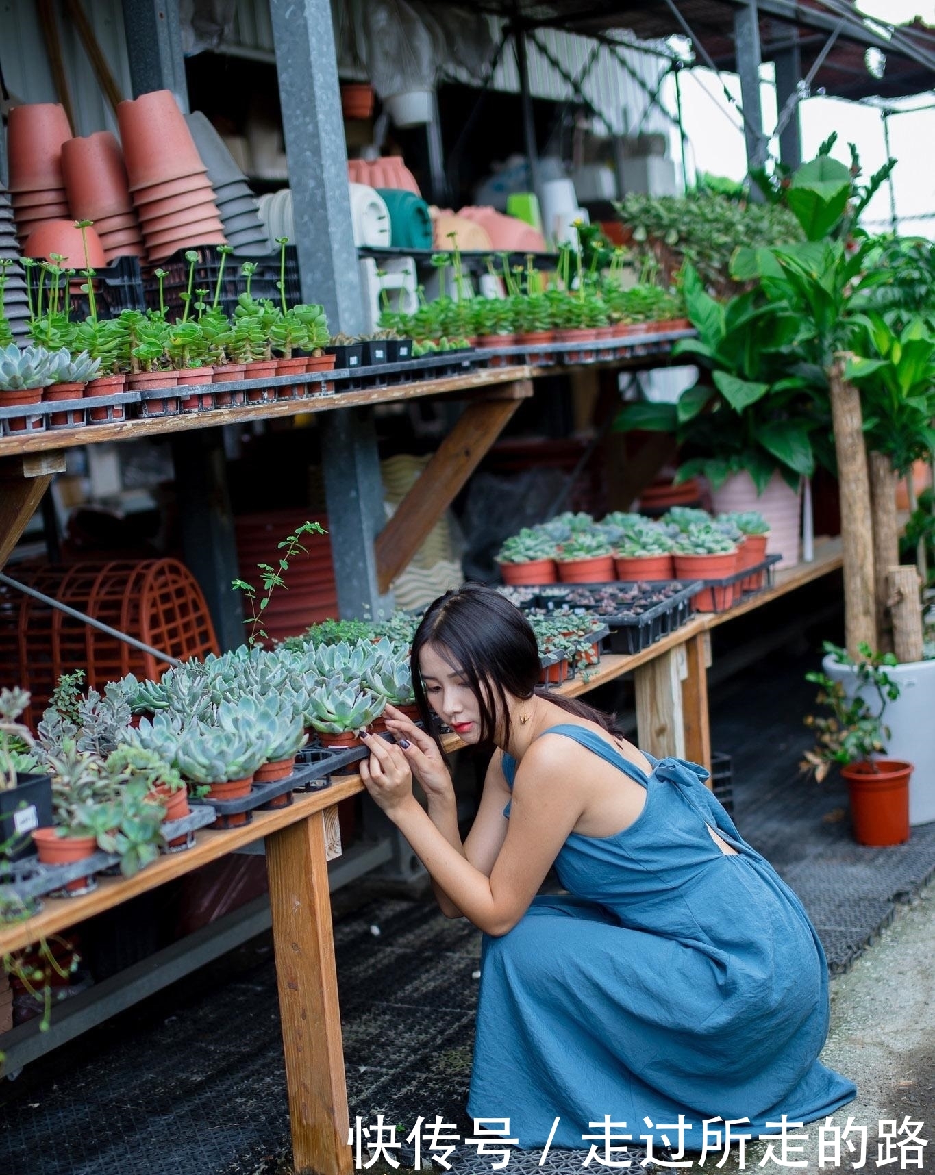  『写真』青春美少女蓝色吊带连衣裙时尚生活写真