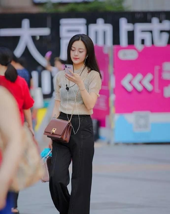  衬衫|街拍小姐姐,图一小姐姐白上衣搭长款半身裙,气质满满很好看!