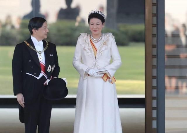  [和纪子妃]天皇一家亮相，雅子皇后穿和服显古韵美，独女水桶腰眯缝眼太路人