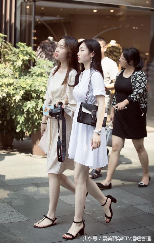 街拍成都美女，网友:姐的大长腿真不是传说!