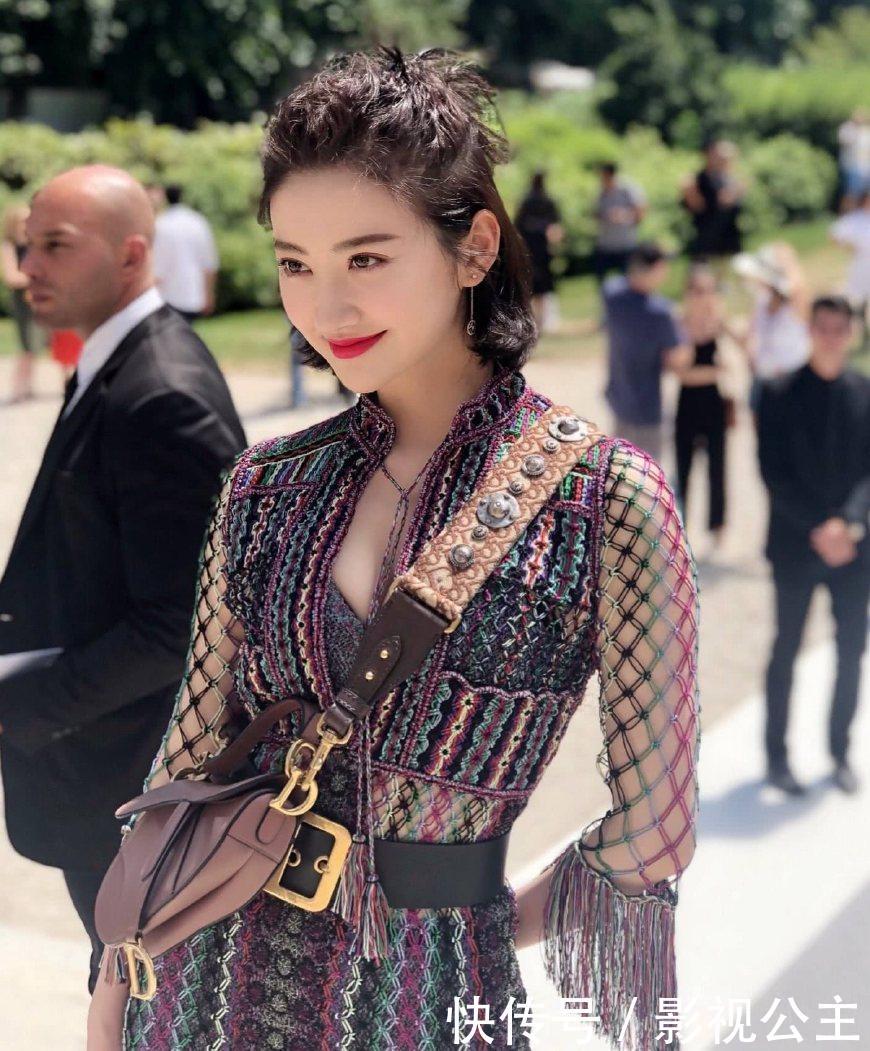 胖了更美!景甜亮相迪奥发布大秀,薄纱裙隐约透出美胸长腿