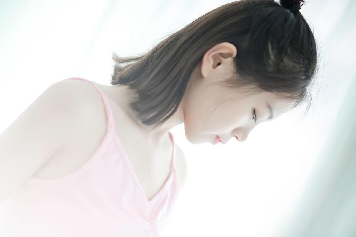 极品吊带美女丰腴曲线性感私房写真