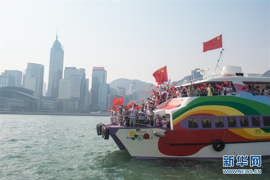  [新华社]香港市民游船庆祝国庆
