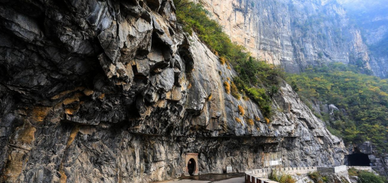 中国“与世隔绝”的村庄：进村需爬两千台阶，房屋建在悬崖边上！