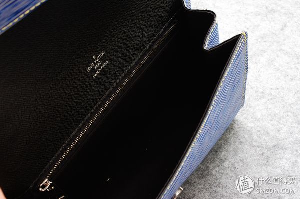 坡县入手，据说是断货配色的LV Clry手袋