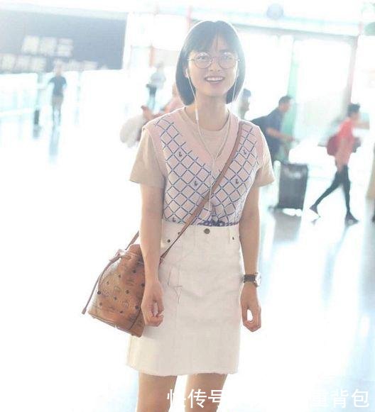 沈月机场照想走日系风，鞋子穿对了，看到腿后网友又糊了