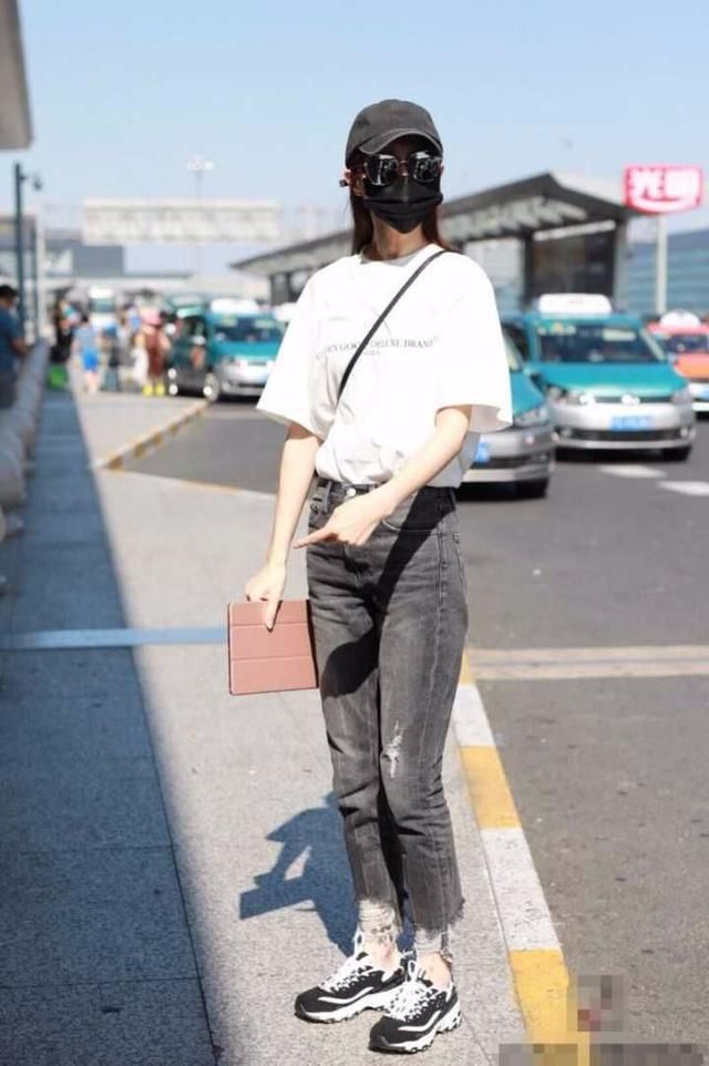 唐嫣硬是靠颜值和美腿将“土色”套裙撑出了时尚感，太不容易了！