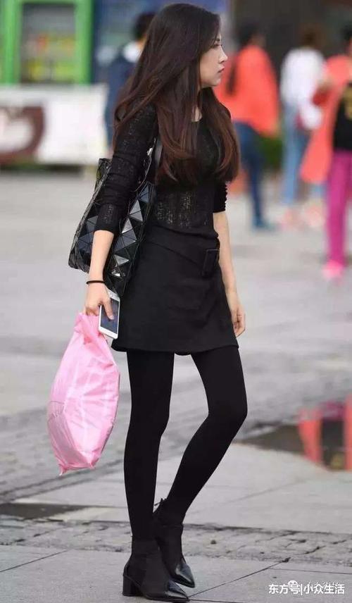 街拍路人：紧身裤让女人不自觉头上扬，加点小高傲更有魅力